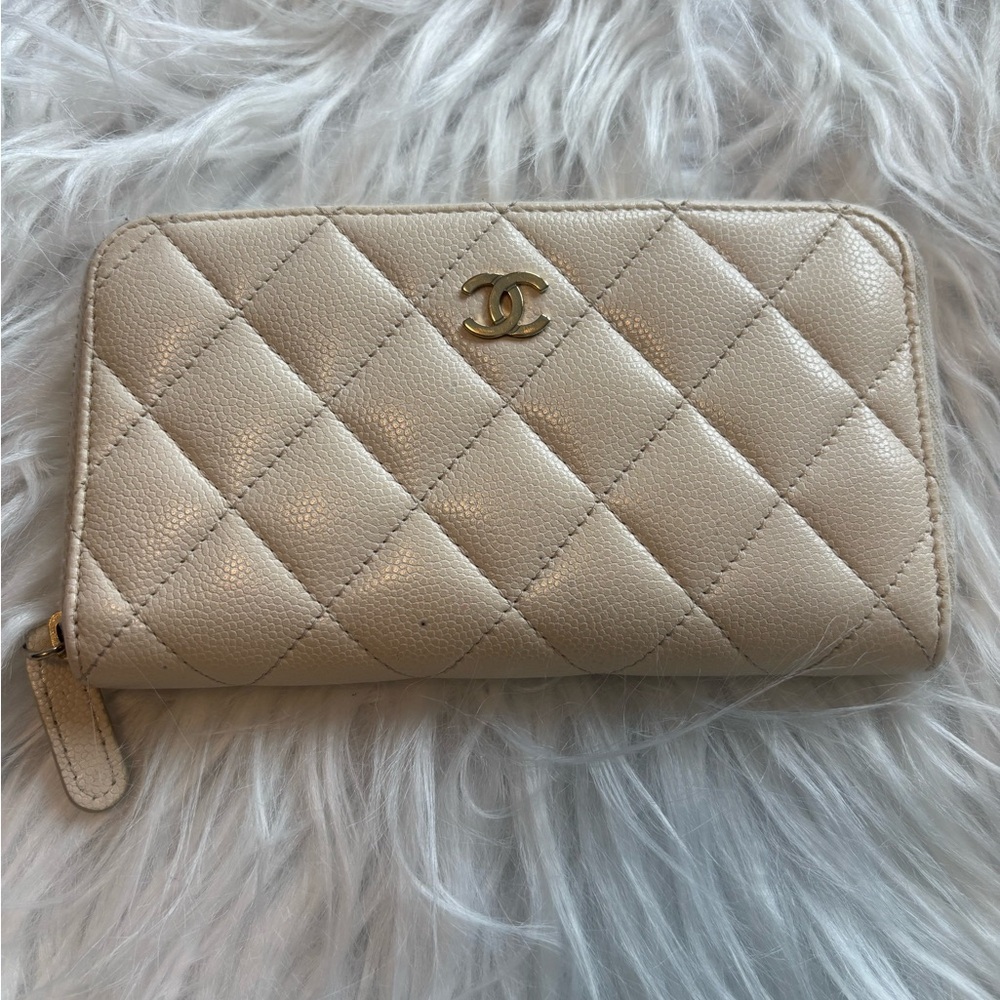 Chanel caviar quilted medium zip around wallet - Picture 2 of 8